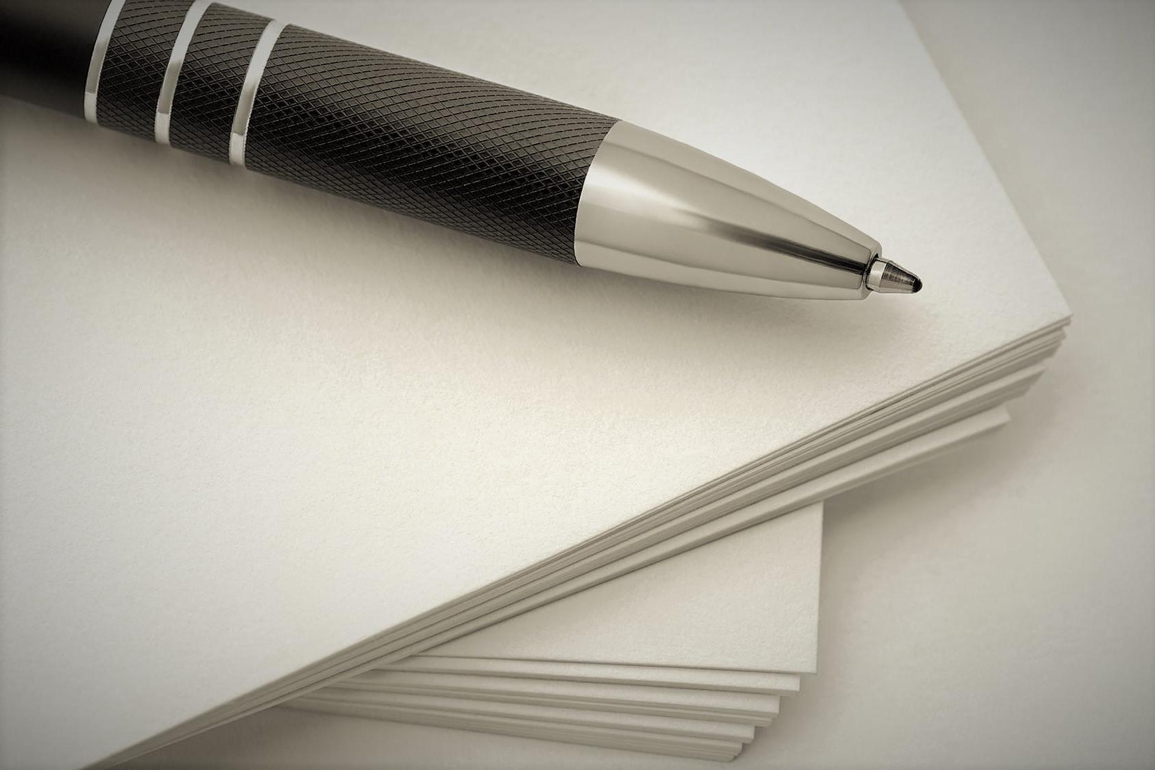 笔放在一叠纸上